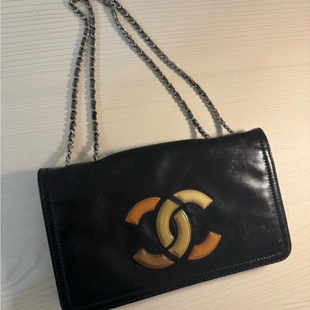 CHANEL Black Leather Shoulder Bag with Yellow and Orange CC Logo - Picture 5 of 10